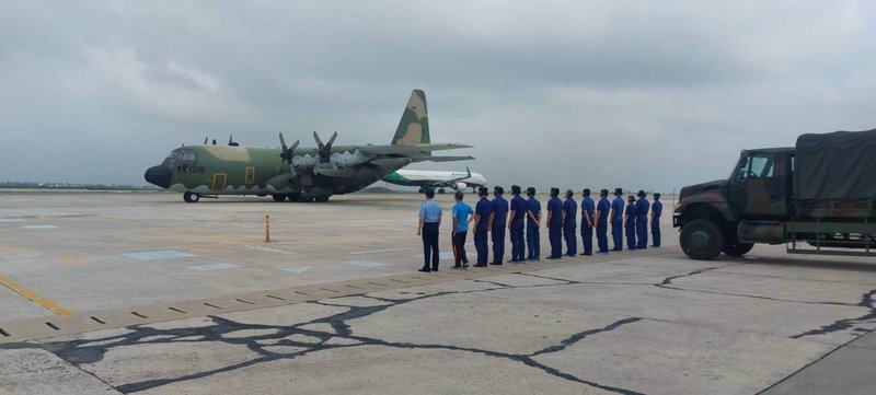 許多民眾因颱風凱米滯留澎湖,空軍C-130運輸機28日再度支援載運其中70名遊客返回高雄,完成此次風災之後最後一趟支援疏運任務,地勤人員在機坪上表達感謝意。(澎湖防衛指揮部提供)中央社 113年7月28日