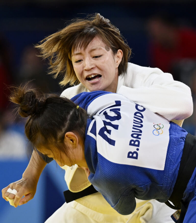 日本31歲柔道女子選手角田夏實（白衣）首度出戰奧運，就在巴黎奧運柔道女子48公斤級決賽中力克24歲蒙古選手，為日本奪下首面金牌。（共同社）