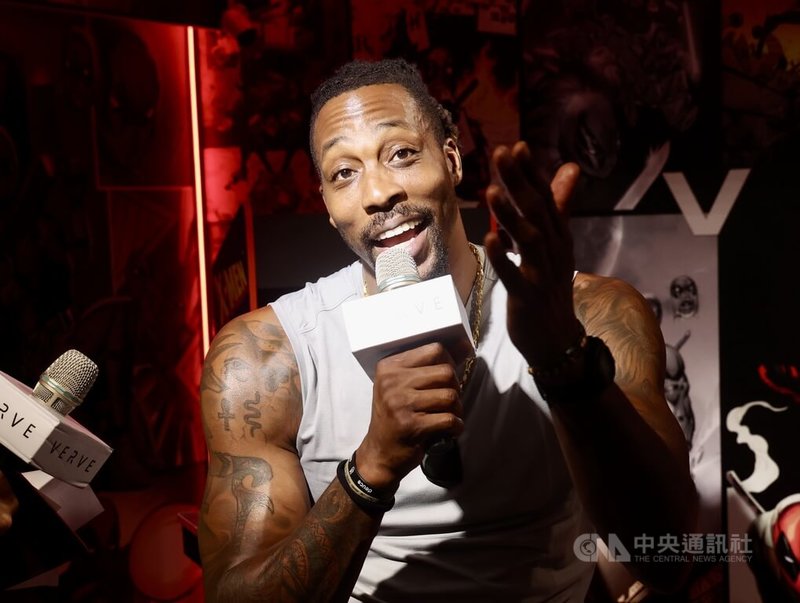 前美國職籃NBA球星「魔獸」霍華德(Dwight Howard)(圖)睽違1年多再度造訪台灣,29日在台北出席品牌活動,他受訪時分享,已拿到台灣就業金卡,未來計畫再度來台。中央社記者張皓安攝 113年7月29日