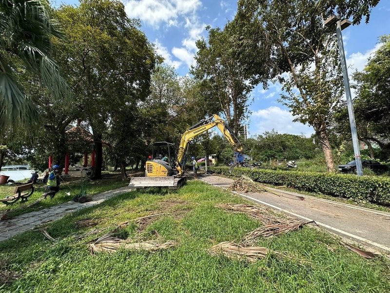 凱米颱風過後，高雄市各風景區及壽山動物園進行環境整理及清消復舊工作。（高雄市觀光局提供）中央社記者蔡孟妤傳真  113年7月29日