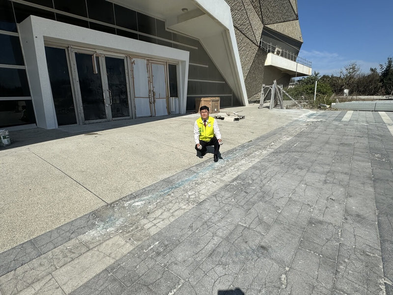 台中海洋生態館預計在2025年開幕，但場館外牆梁柱生鏽，外圍道路地磚破損，民進黨台中市議員楊典忠29日質疑市府裝修改善工程能否順利完工，海生館能否如期開幕。（楊典忠提供）中央社記者趙麗妍傳真  113年7月29日