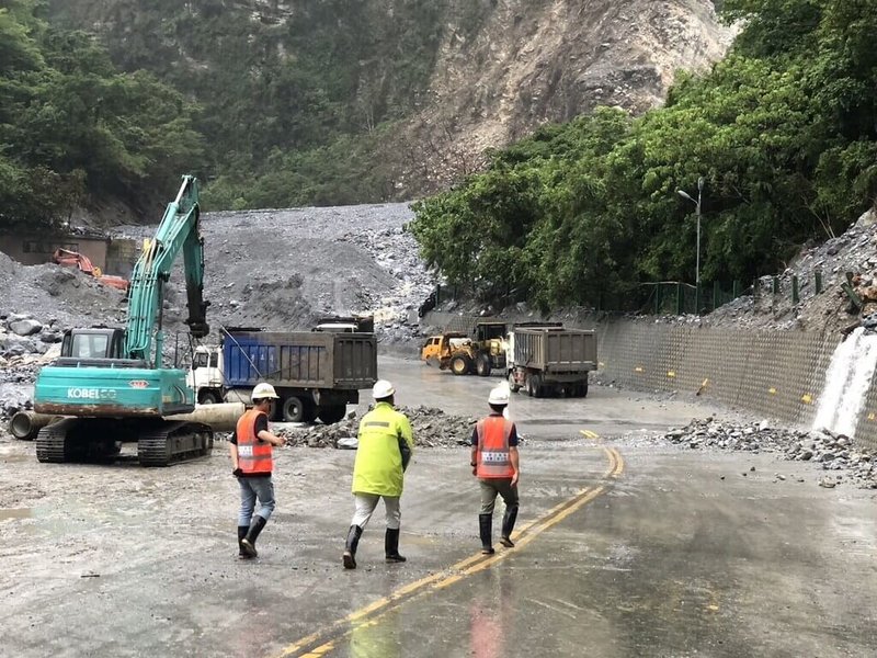 受颱風凱米影響，蘇花公路台9線和仁至崇德路段多處邊坡崩塌及土石流災情，工務段全力搶災，預定30日下午搶通。圖為工程人員在161.2公里處坍方清運後，進行埋設涵管作業。（公路局東區養護工程分局提供）中央社記者李先鳳傳真 113年7月29日