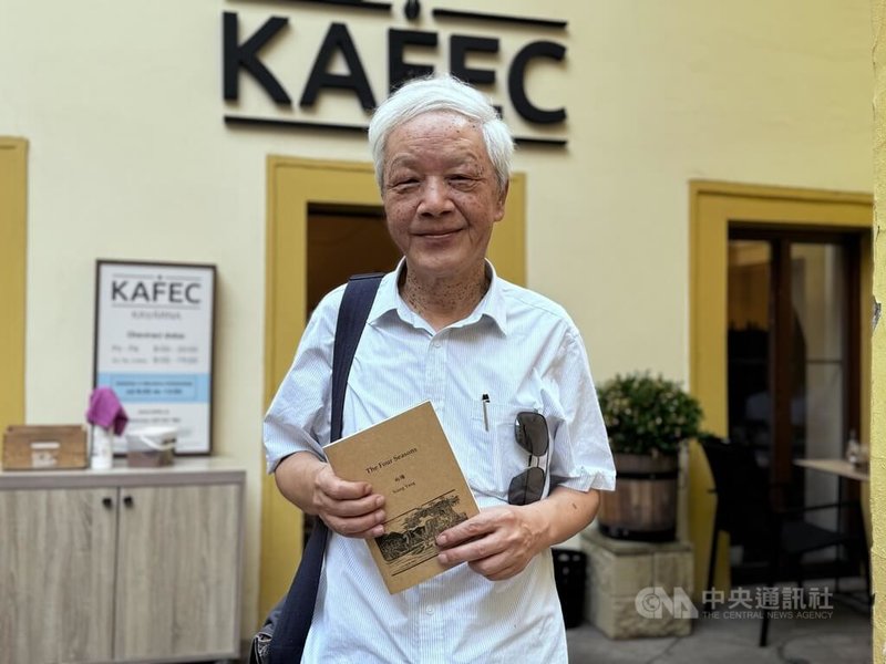 詩人向陽受邀參與中東歐著名文學活動「作家閱讀月」,11日為讀者朗讀「山路」在內的多首詩作,展現台灣詩的多元樣貌。中央社記者劉郁葶布爾諾攝 113年7月29日