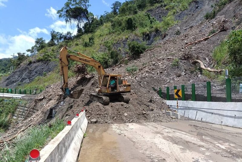 高雄六龜區寶來里133線4k處受颱風凱米影響，25日發生上邊坡土石滑落道路阻斷，工務局封路，目前持續搶修中。（高市工務局提供）中央社記者洪學廣傳真  113年7月29日