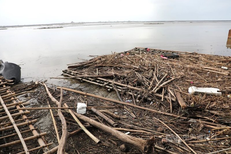 颱風凱米侵台期間,嘉義東石、布袋沿海出現10級強陣風及6米大浪,並逢農曆大潮且颱風暴潮,造成牡蠣養殖的蚵棚流失、撞擊堆疊、蚵粒脫落等,災損嚴重。中央社記者蔡智明攝 113年7月29日