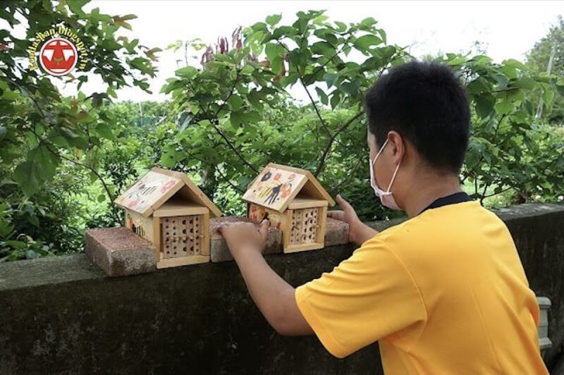 苗栗縣政府環保局29日表示,後龍鎮大山國小積極投入環境教育,師生為研究蜜蜂消失議題,探索蜜蜂對農業的貢獻,制訂友善野蜂棲地營造計畫,在校園建構豐富蜜源植物、打造獨居蜂旅館。(苗栗縣政府提供)中央社記者管瑞平傳真 113年7月29日