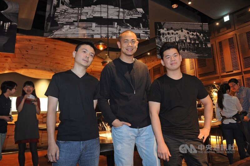 主廚江振誠(前中)經營的餐廳RAW,2015年在台北慶祝開幕1週年。(中央社檔案照片)