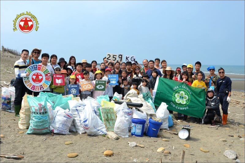 苗栗縣政府環保局29日表示,後龍鎮大山國小以多元課程實踐環境永續,並帶動社區家庭一起參與,取得「台美生態學校計畫」永久綠旗。圖為學校師生與社區親子一起淨灘。(苗栗縣政府提供)中央社記者管瑞平傳真 113年7月29日