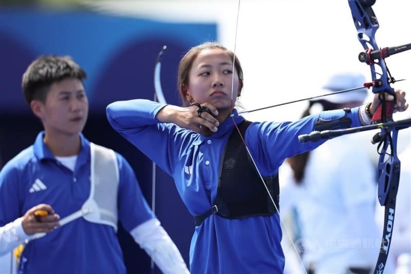 2024巴黎奧運當地時間28日下午進行射箭女子團體賽，台灣射箭好手邱意晴（右）、雷千瑩、李彩綺在8強賽不敵世界排名第1的韓國隊，無緣晉級。邱意晴打頭陣對抗韓國。中央社記者吳家昇巴黎攝 113年7月28日