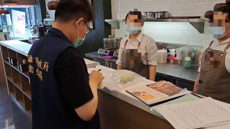 標榜「輕食料理」店家增多，為保障消費者飲食安全，高雄市政府衛生局6至7月針對「輕食料理」店家進行稽查20家，1家標示不合格。（高雄市衛生局提供）中央社記者蔡孟妤傳真  113年7月29日