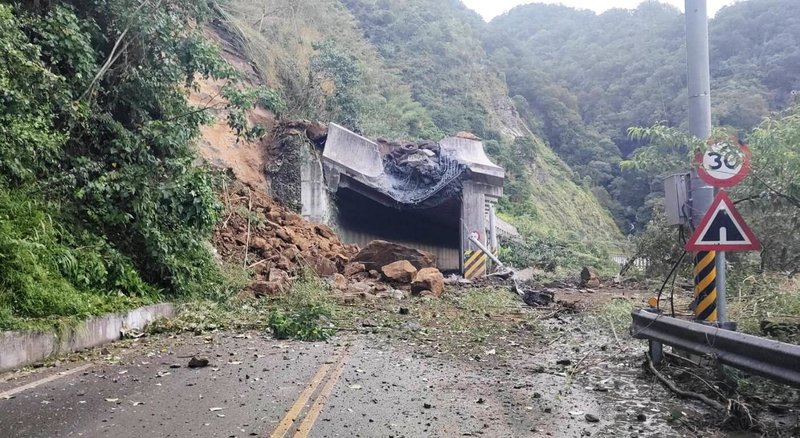 阿里山公路（台18線）70.2K明隧道前邊坡29日清晨發生落石坍方，雙向交通中斷。（阿里山工務段提供）中央社記者蔡智明傳真 113年7月29日