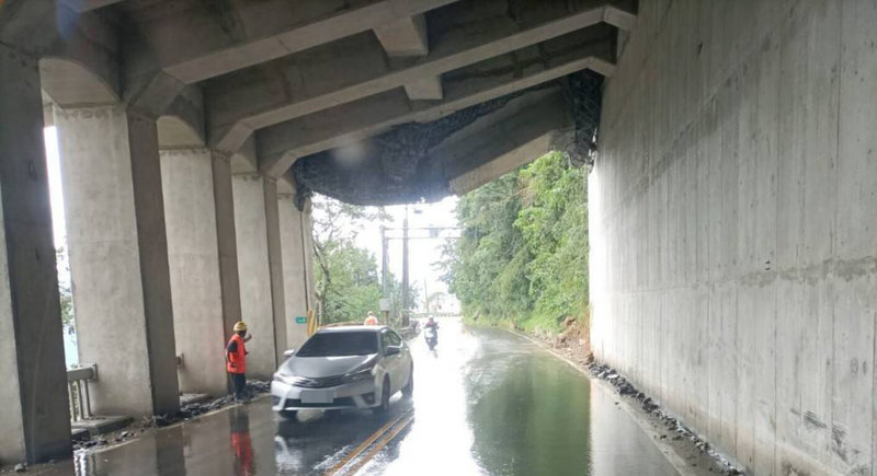 阿里山公路（台18線）70.2K明隧道前29日清晨邊坡落石坍方，雙向交通中斷，交通部公路局雲嘉南區養護工程分局阿里山工務段調派重型機具搶修，已恢復通行。（阿里山工務段提供）中央社記者蔡智明傳真  113年7月29日