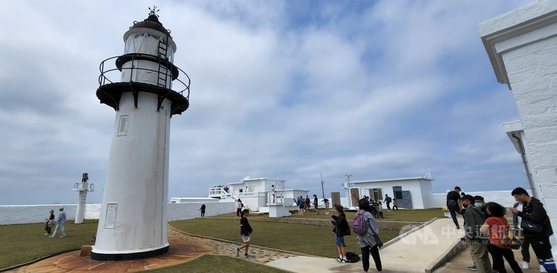 澎湖「西嶼（漁翁島）燈塔」為台灣最早創建的西式燈塔，交通部航港局為辦理塔身構件整修作業，29日起局部封閉園區，遊客可於開放範圍依循動線參觀。中央社  113年7月29日