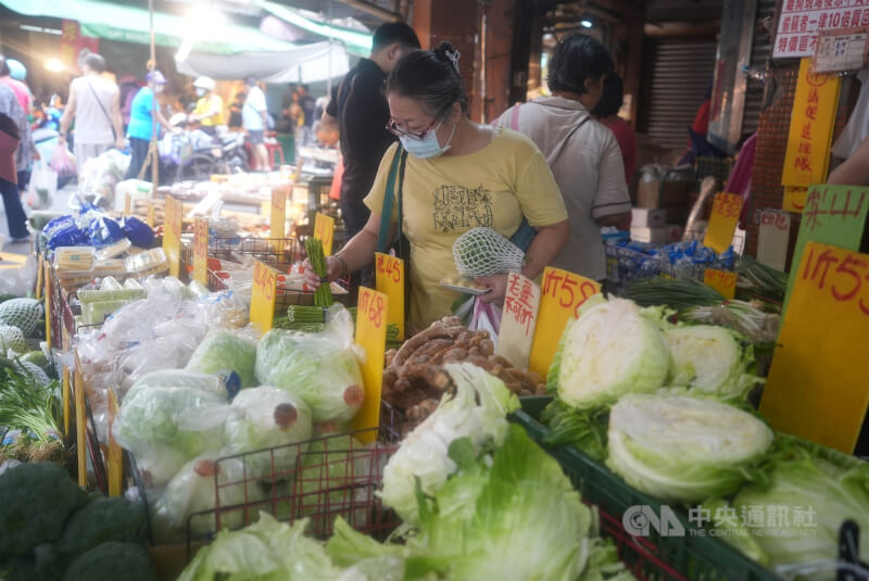 圖為26日颱風過後，民眾在台北市北投區的市場採買蔬菜。（中央社檔案照片）