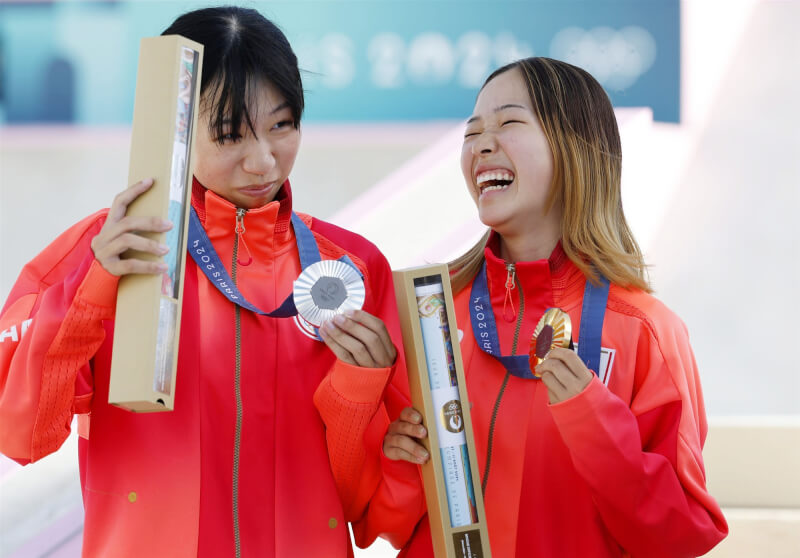 日本選手吉澤戀（右）與赤間凜音（左）分別拿下巴黎奧運女子滑板街式賽金牌銀牌。（共同社）