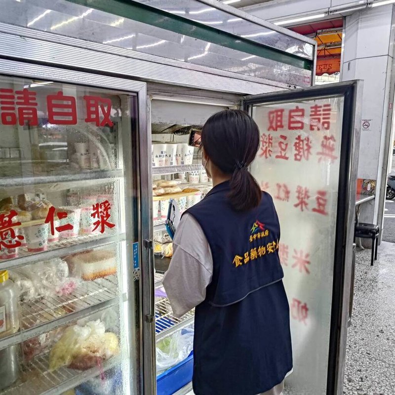 台中市清水區7人29日在大雅某早餐店用餐後，出現上吐下瀉疑似食物中毒症狀，食安處前往現場稽查發現多項缺失，責令業者限期改善。圖為稽查人員確認冷藏冰箱溫度顯示是否符合規定。（民眾提供）中央社記者趙麗妍傳真  113年7月30日