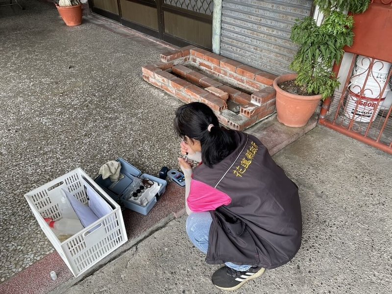 颱風凱米帶來強降雨，釀花蓮部分地區自來水水源濁度偏高，環境保護局30日表示，風雨稍歇後即展開全縣自來水供水戶水質抽驗，檢測結果皆符合標準。圖為環保局人員至家戶供水水點稽查。（花蓮縣環保局提供）中央社記者李先鳳傳真  113年7月30日