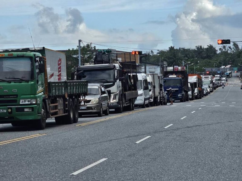 蘇花公路受颱風凱米影響，和仁至崇德段因多處邊坡崩塌，道路中斷近7天，30日下午5時搶通放行1次，放行前崇德管制站已有排隊車潮。（民眾提供）中央社記者張祈傳真 113年7月30日