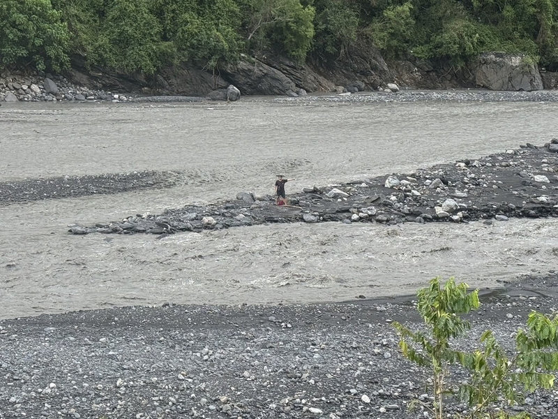 屏東縣政府消防局表示，1名男子30日單獨從屏東市區到來義鄉旅遊，下午下起大雨溪水暴漲，男子來不及撤出，受困瓦魯斯溪沙洲，自行電話求救。（屏東縣政府消防局提供）中央社記者黃郁菁傳真  113年7月30日