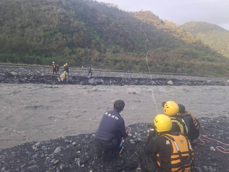 屏東縣1名男子30日因午後大雨溪水暴漲,受困泰武鄉與來義鄉交界的瓦魯斯溪沙洲,但溪水湍急,5名救援人員先從上游涉水再順流退到沙洲,圍住男子帶至較安全地方,再架設繩索橫渡。(屏東縣政府消防局提供)中央社記者黃郁菁傳真 113年7月30日