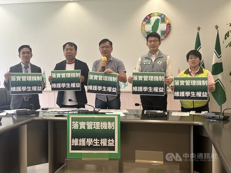 民進黨台中市議員王立任（中）等人，30日舉行記者會，揭露有海外遊學團的領隊竟無合法證照，要求台中市教育局及相關單位掌握各校舉辦海外遊學團狀況。中央社記者趙麗妍攝  113年7月30日