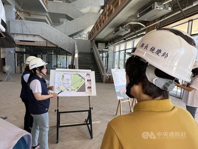 台東縣政府在南京路的原台東縣立游泳池興建台東總圖書館，縣長饒慶鈴30日視察工程執行情形。中央社記者盧太城台東攝  113年7月30日