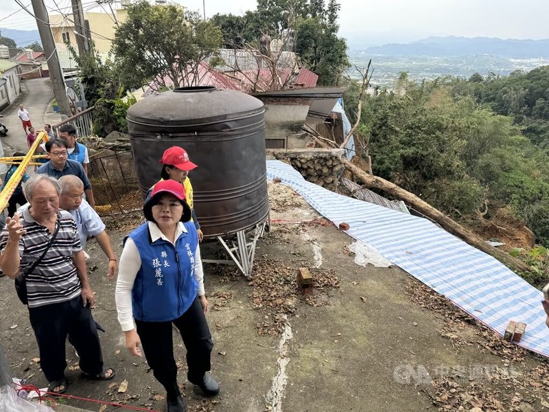 颱風凱米挾帶豪雨，雲林縣林內鄉坪頂村山坡地大面積崩塌，2戶民宅和1間寺廟受損，縣長張麗善（前右）30日前往現勘。中央社記者姜宜菁攝  113年7月30日