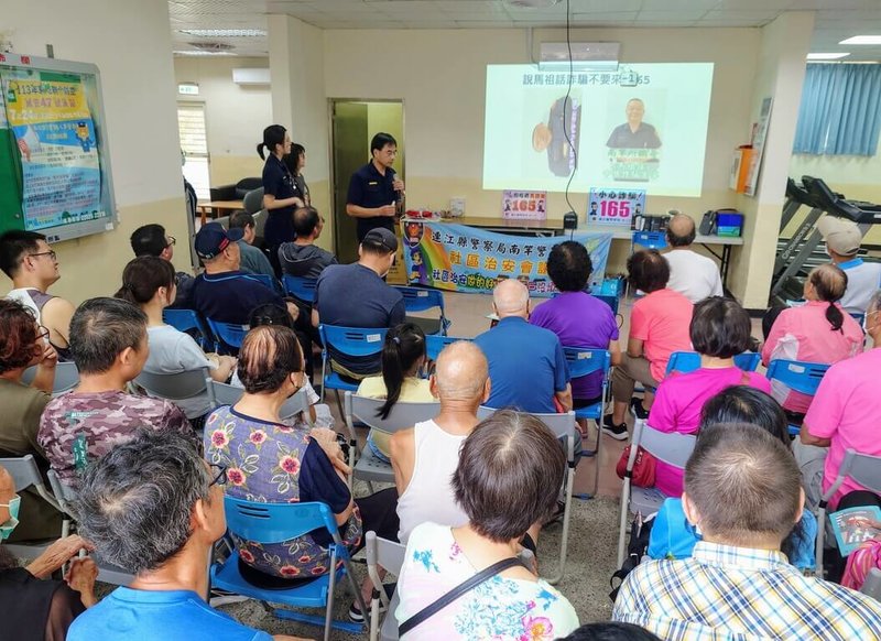 連江縣警察局南竿警察所警員自製防詐短影片，請來閩東語流利警員針對長者容易遇到的詐騙內容講解獲好評，日前也在社區治安會議中播放影片，向長者宣導防詐觀念。中央社記者潘欣彤攝  113年7月30日