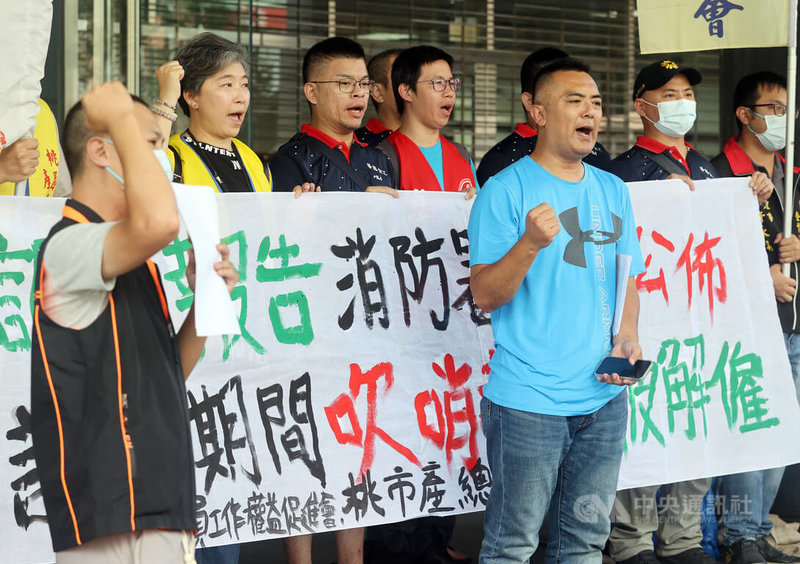 桃園市產業總工會、消防員工作權益促進會30日在消防署前舉行記者會指出,財團法人消防安全中心基金會日前遭指控違反「火警探測器認可基準」並對廠商放水,消安基金會的吹哨者尤姓先生在爆料後就遭約談、停職及解僱。尤先生(藍衣)上午到消防署陳情。中央社記者郭日曉攝 113年7月30日