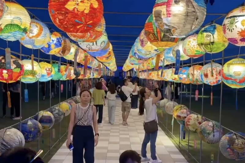 在台南國際友誼市日本仙台市舉辦的「台灣文化祭」，台南普濟殿首次參加，高掛400盞獲獎燈籠，預計展出至8月25日。（台南市政府提供）中央社記者楊思瑞台南傳真 113年7月30日