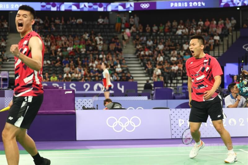 台灣黃金男雙組合李洋(右)、王齊麟(左)當地時間30日出戰小組賽,以21比12、21比13輕取美國,拿下3連勝。中央社記者王騰毅巴黎攝 113年7月30日