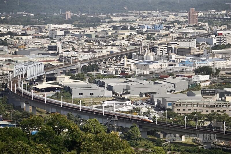 交通部長李孟諺30日表示,高鐵延屏東路線年底前可望確定,其中研議進高雄市區的方案,以潛盾方式可避免綠園道開挖,沿線可都更,長遠對高雄有好的發展。圖為112年高鐵列車行駛至左營站區域一景。中央社記者董俊志攝 113年7月30日