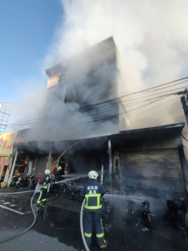 彰化縣北斗鎮中山路1段30日上午發生住宅火警，現場竄出陣陣濃煙，消防局獲報立即出動人車到場搶救。（民眾提供）中央社記者鄭維真傳真  113年7月30日