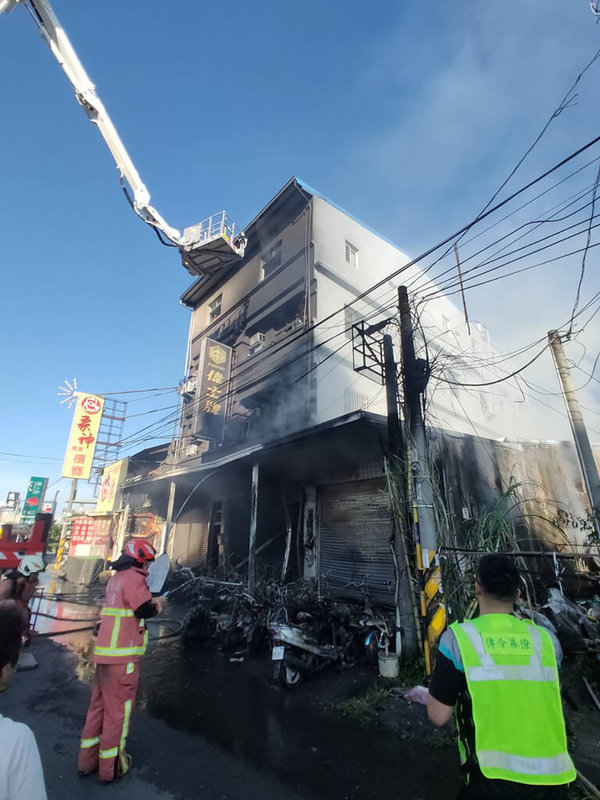 彰化縣北斗鎮中山路一段30日上午6時許發生住宅火警，現場火勢猛烈，消防人員布水線搶救，3名租客宣告不治。（讀者提供）中央社記者鄭維真傳真 113年7月30日