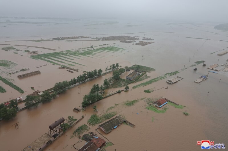 暴雨侵襲，鄰近北韓與中國邊界的新義州市和義州郡超過4000棟民宅被洪水淹沒。（圖取自北韓中央通信社網頁kcna.kp）