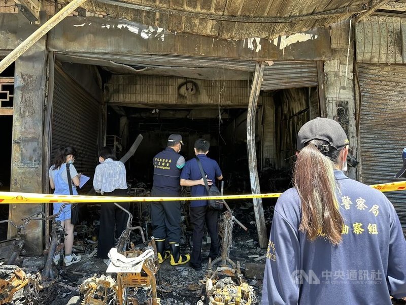 彰化縣北斗鎮出租套房30日發生火警,造成3死2傷,消防署31日派員與彰化縣消防局火災調查人員前往現場持續勘查,釐清起火原因。中央社記者鄭維真攝 113年7月31日