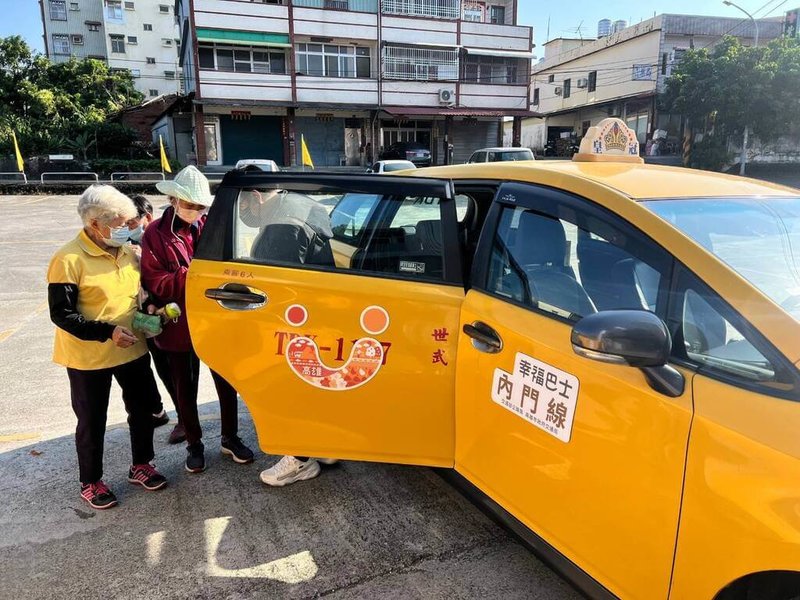 高雄市交通局在居住人口密度較低的地區，已闢駛48條公車式小黃路線，並於美濃、杉林、六龜及內門區提供幸福共享高雄GO服務，公共運輸偏鄉覆蓋率達100%，給予偏鄉居民在交通上良好的照顧。（高雄市交通局提供）中央社記者林巧璉傳真  113年7月31日