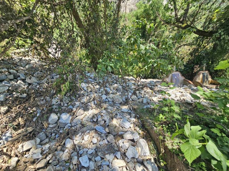 受地震及颱風影響，花蓮縣秀林鄉邊坡土石流沖進崇德村第六公墓，村長李慧齡31日表示，看到祖先的墓地被土石淹埋，「好像再一次失去親人」。（民眾提供）中央社記者張祈傳真  113年7月31日