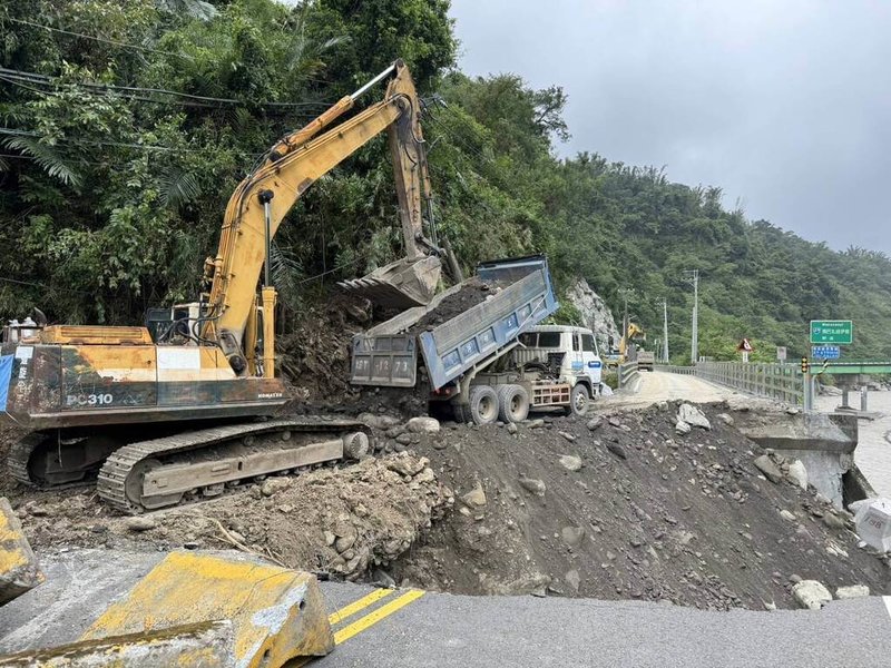 高雄市那瑪夏區聯外道路台29線臨11便道目前仍有3處阻斷缺口，公路局南區養護工程分局甲仙工務段採2階段方式搶修，盼盡速讓民眾有一條安全回家道路。（甲仙工務段提供）中央社記者張已亷傳真  113年7月31日