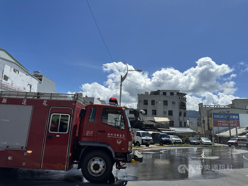 花蓮縣玉里鎮光復路的統冠超市31日清晨發生火警，消防隊獲報趕赴打火，因易燃物多，現場全面燃燒，4個小時後才控制火勢，幸無傷亡。中央社記者李先鳳攝  113年7月31日