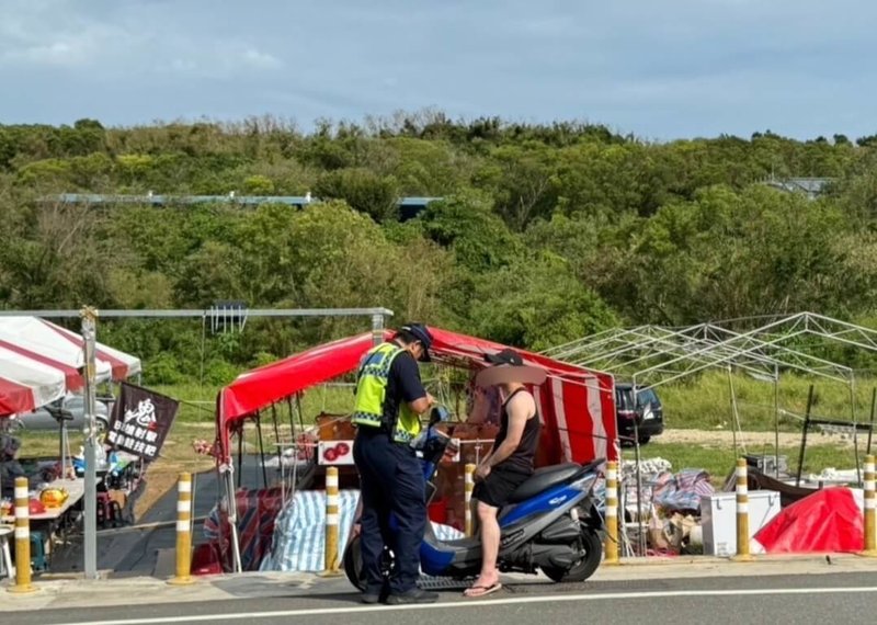 屏東離島小琉球是暑假熱門景點，但大量人車湧入造成當地交通混亂，警方展開交通大執法，暑假以來已開出333張罰單，其中以未戴安全帽292件最多。（東港警分局提供）中央社記者李卉婷傳真  113年7月31日