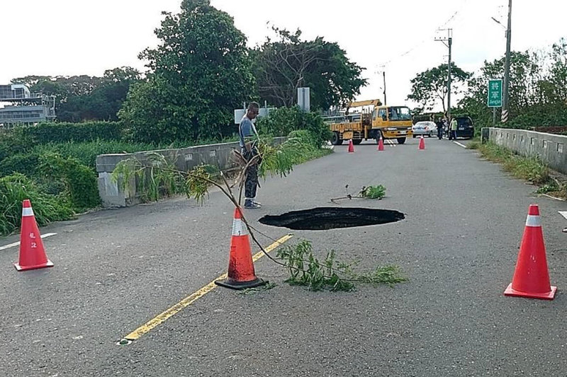 台南市佳里區通往將軍區南24線道路鄰東勢橋位置，因路基掏空，30日下午路面上出現一個大坑洞。（台南市工務局提供）中央社記者楊思瑞台南傳真  113年7月31日