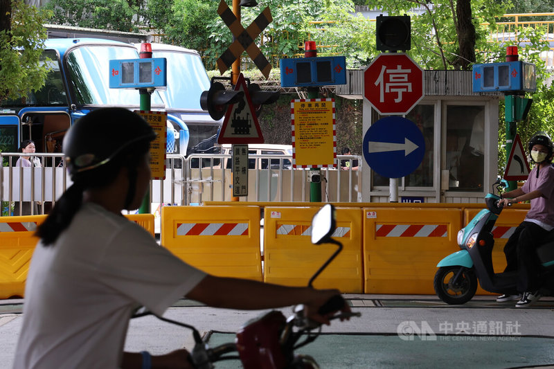 交通部公路局日前宣布為了提升機車騎行安全，機車考照筆試新增危險感知影片考題，以求降低機車族事故及違規率。圖為士林監理站31日上午考生在機車路考前進行練習。中央社記者趙世勳攝  113年7月31日