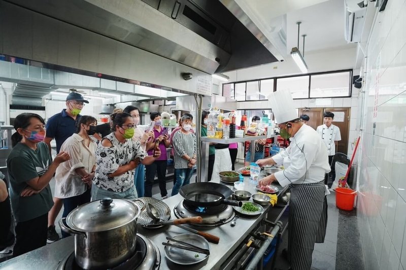 教育部國教署在暑假期間舉辦學校午餐廚勤人員廚藝交流工作坊，113年度著重認識原住民族食材，邀請主廚現場示範原民風味料理。（教育部提供）中央社記者陳至中台北傳真  113年7月31日