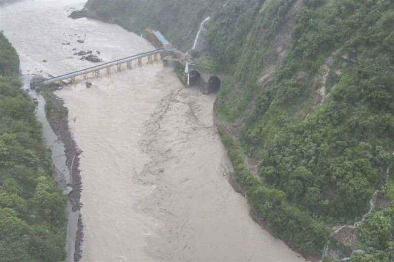 颱風凱米為曾文水庫集水區帶來豐沛雨量，曾文水庫從24日起調節性放水，並適時透過防淤隧道、永久河道放水道進行水力排砂。（南區水資源分署提供）中央社記者楊思瑞台南傳真 113年7月31日