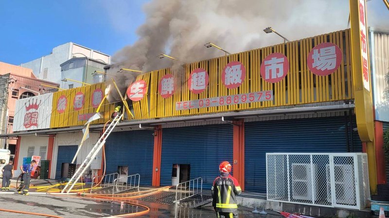 花蓮縣玉里鎮光復路的統冠超市31日清晨發生火警,消防隊獲報趕往救援,幸無傷亡。(民眾提供)中央社記者李先鳳傳真 113年7月31日