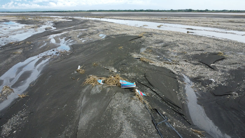 颱風凱米日前襲台，濁水溪暴漲，彰化縣溪州鄉濁水溪河川地的順風飛行俱樂部遭淹沒，場內3架輕型飛機鯊魚機被沖走，31日有農民巡地時發現殘骸。（彰化縣議員李俊諭提供）中央社記者鄭維真傳真  113年7月31日