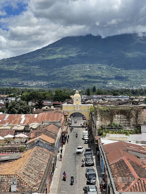 國際旅遊雜誌評比瓜地馬拉古城「安地瓜」（Antigua），是中南美排名第2最佳旅遊城市。安地瓜建城迄今已近500年歷史，因保存大量西班牙殖民時代的巴洛克式建築，舉世聞名。而該古城中心的聖卡塔利那拱門（St. Catalina's Arch），和其後的水火山（Volcan de Agua）相呼應，也是安地瓜最有名的景致。中央社記者李登文攝  113年7月31日