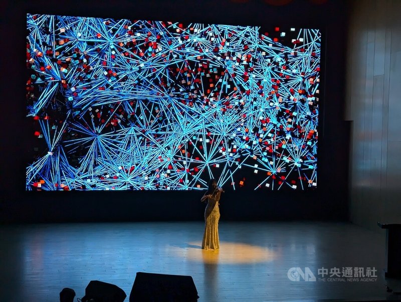 數位發展部與中陽集團合作「我/AI超現實夢境:序曲」數位藝術展,即日起在台中大里藝術廣場展出,透過5G專頻專網即時異地表演和互動直播,能直觀地觀察觀眾回饋。中央社記者蘇木春攝 113年8月1日
