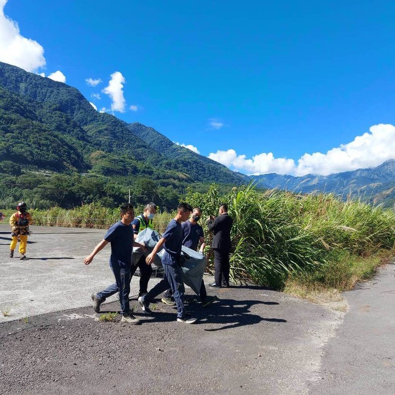 3名登山者7月20日入山縱走「南二段」失聯，高雄市消防局7月31日傍晚在南大水窟山往大水窟山屋方向發現3名失聯者，已明顯死亡；1日由直升機運出遺體。（民眾提供）中央社記者蕭博陽南投縣傳真  113年8月1日